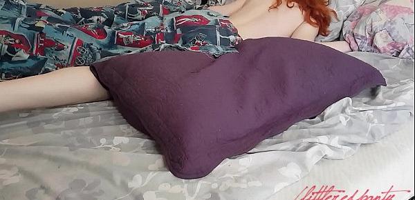  REDHEAD WAKES UP AND SLEEPILY RUBS AGAINST A PILLOW TO AN AMAZING ORGASM!!